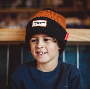 Шапка вязаная с помпоном Hello Hossy "Color Block Blacky", молочный шоколад